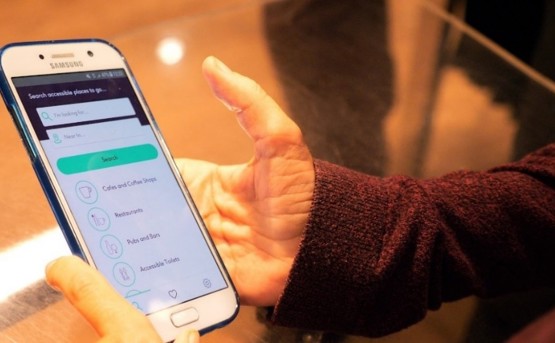 Person typing on the phone