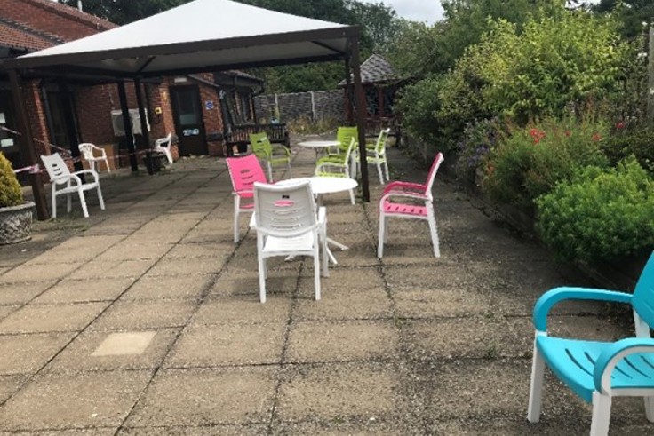 outdoor seating at Caterham dene hospital 